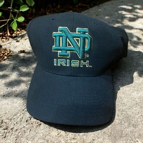 Lids Zephyr Notre Dame NCAA Embroidered Fitted Cap Black Green Men's 7 3/8 - Picture 1 of 7